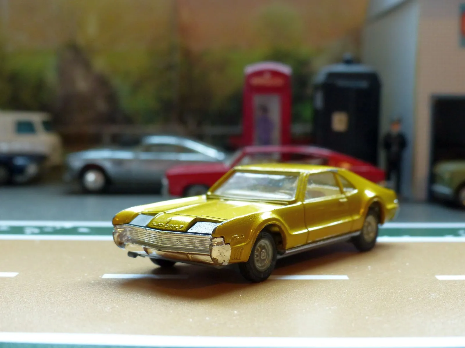 276 Oldsmobile Toronado in amber-gold (2)