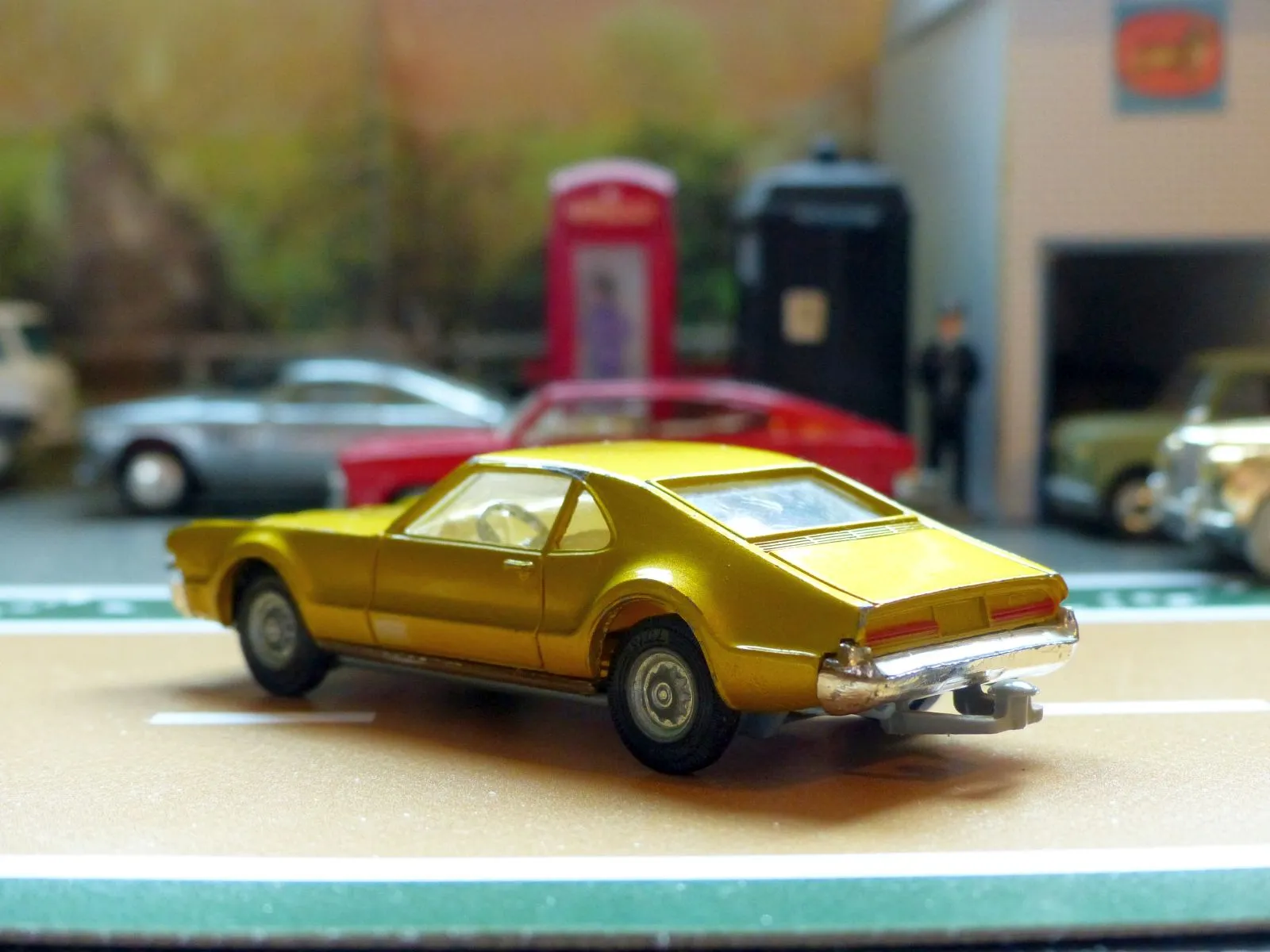 276 Oldsmobile Toronado in amber-gold (2)