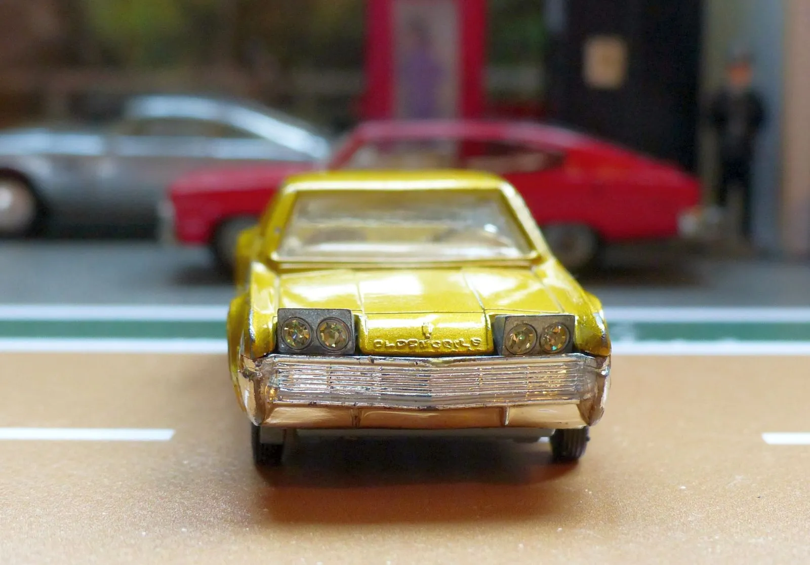 276 Oldsmobile Toronado in amber-gold (2)