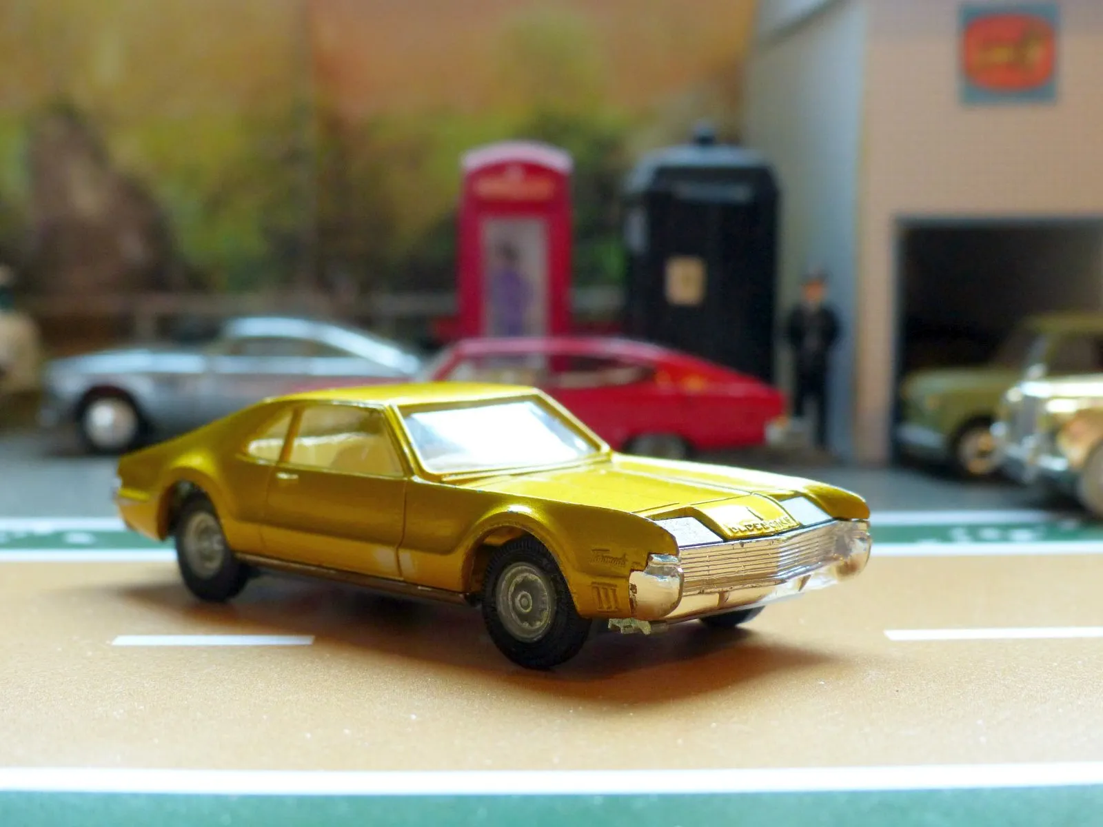 276 Oldsmobile Toronado in amber-gold (2)