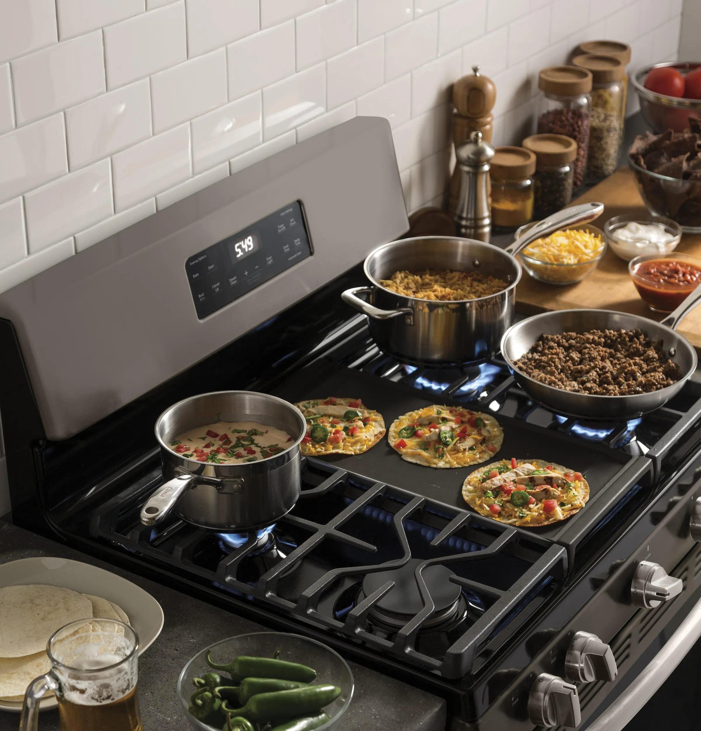 JGBS66EEKES GE® 30" Free-Standing Gas Range